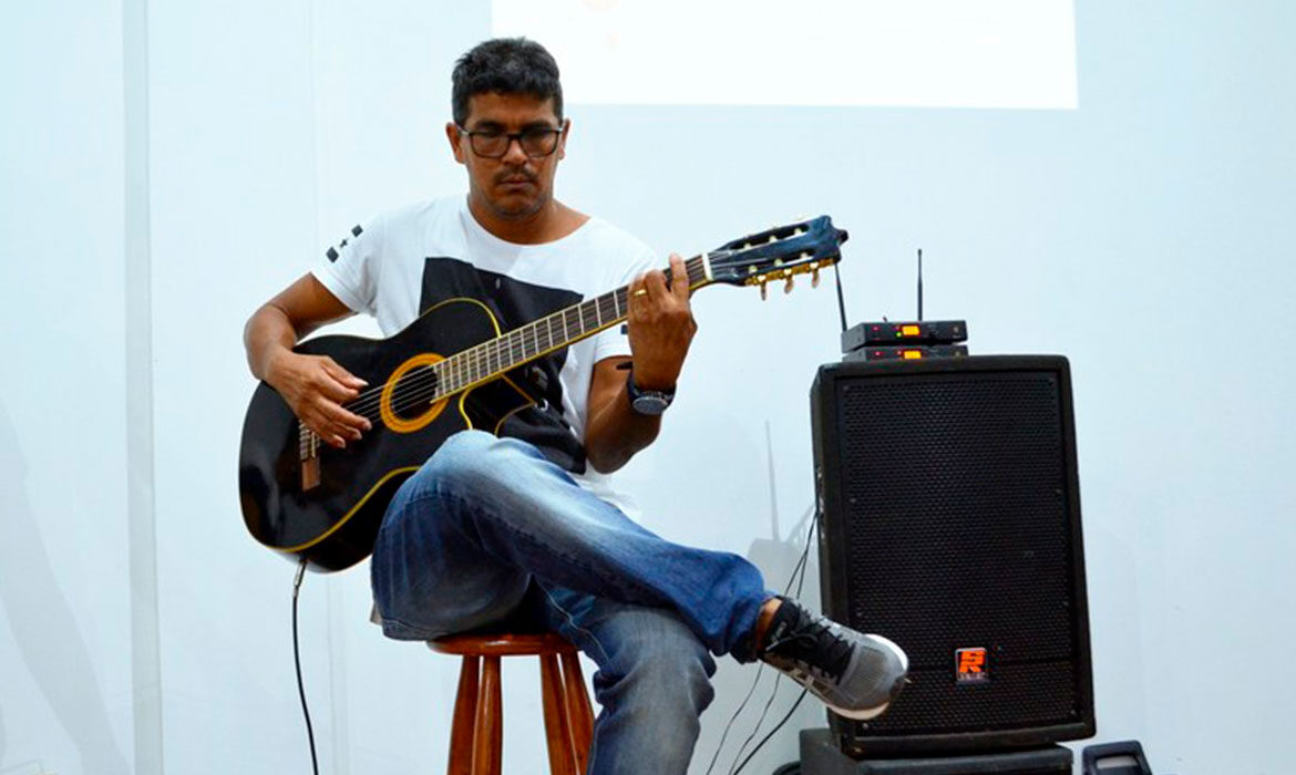 Projeto do Ifac vai oferecer aulas de violão, guitarra e teoria musical